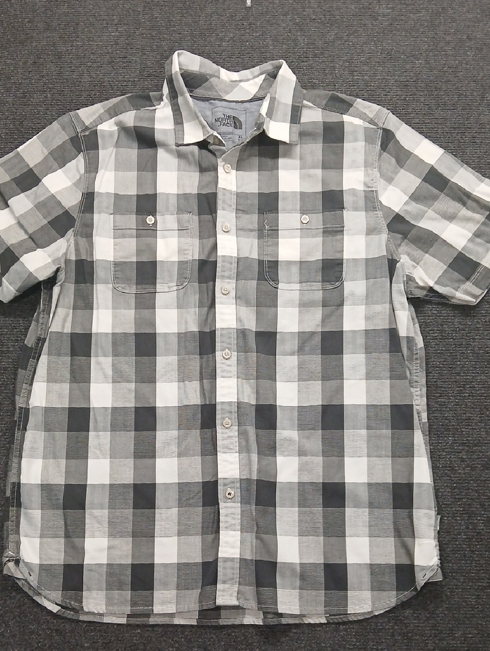 The North Face Mens Sz XL Gray and White Plaid Short-Sleeve Button-Down Shirt